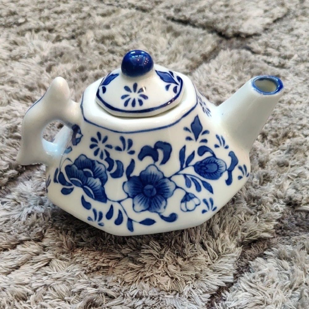 Vintage Nantucket Chinese Porcelain Blue White Floral Teapot Octagon Shape w/Lid